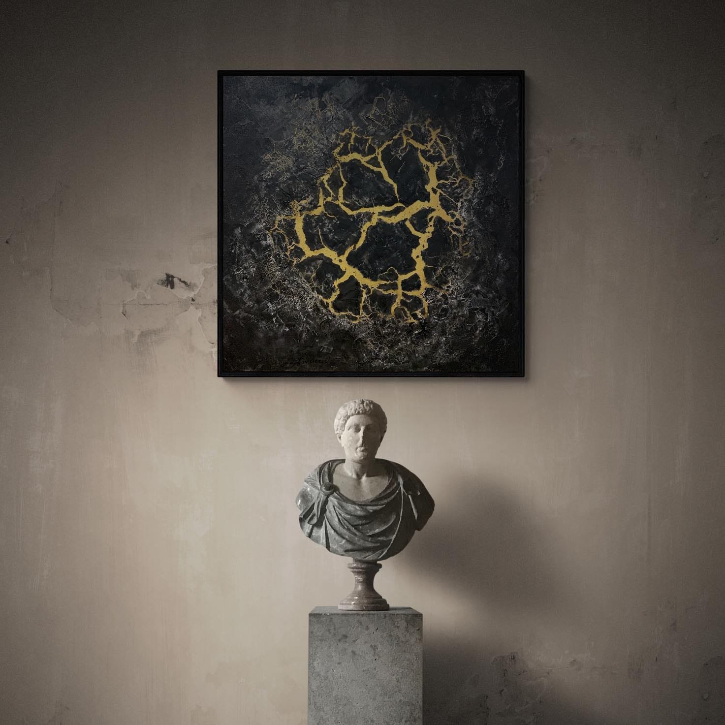 œuvre abstraite alchimique de Julien Guénard "Coracinum". peintures à techniques mixtes moderne noir et doré, exposée au-dessus d'un buste gréco-romain antique.