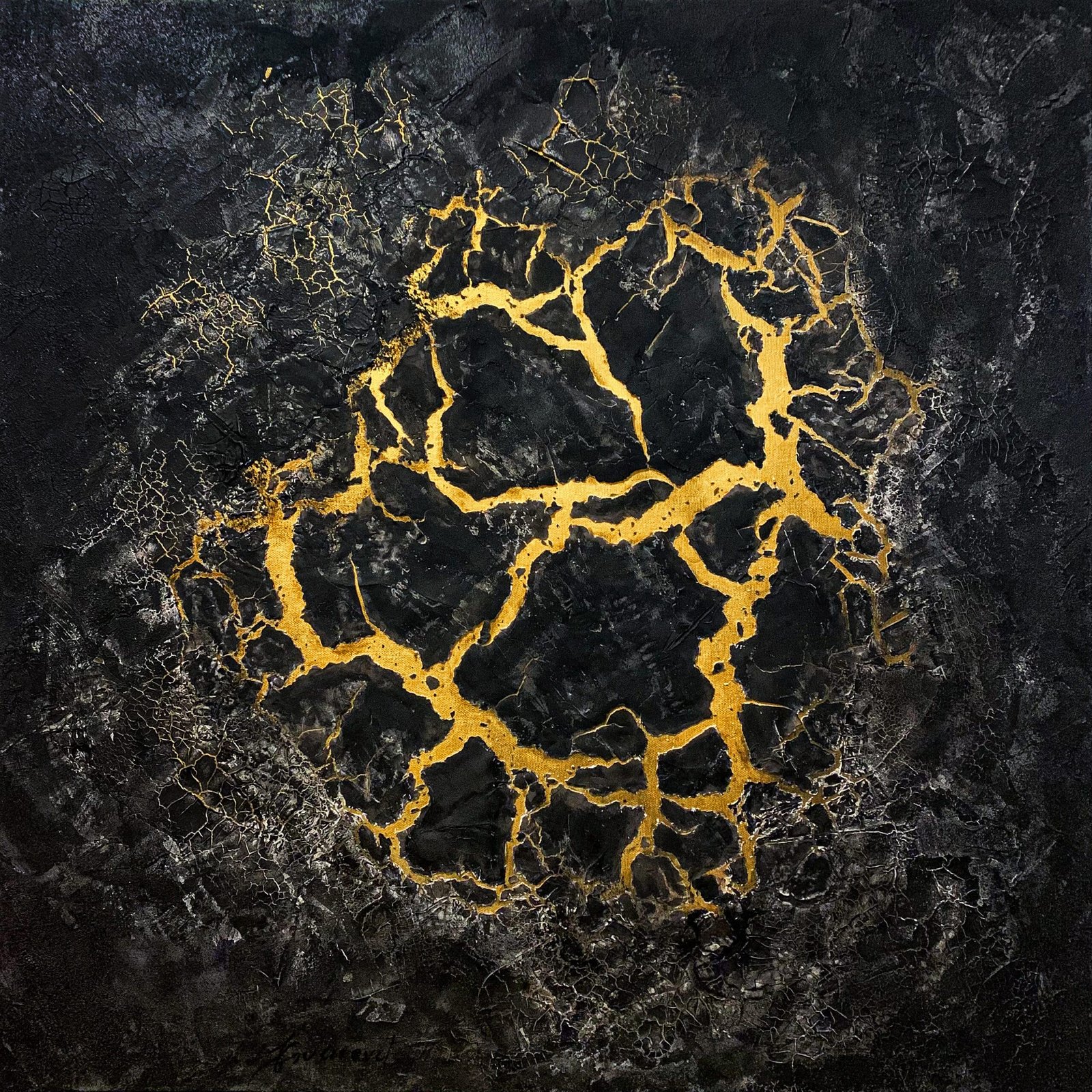 Tableau peinture abstraite, inspiré de l'œuvre au noir, Nigredo, en alchimie et faisant référence à l'étape de calcination. toile dans les tons noir et doré avec des texture craquelées