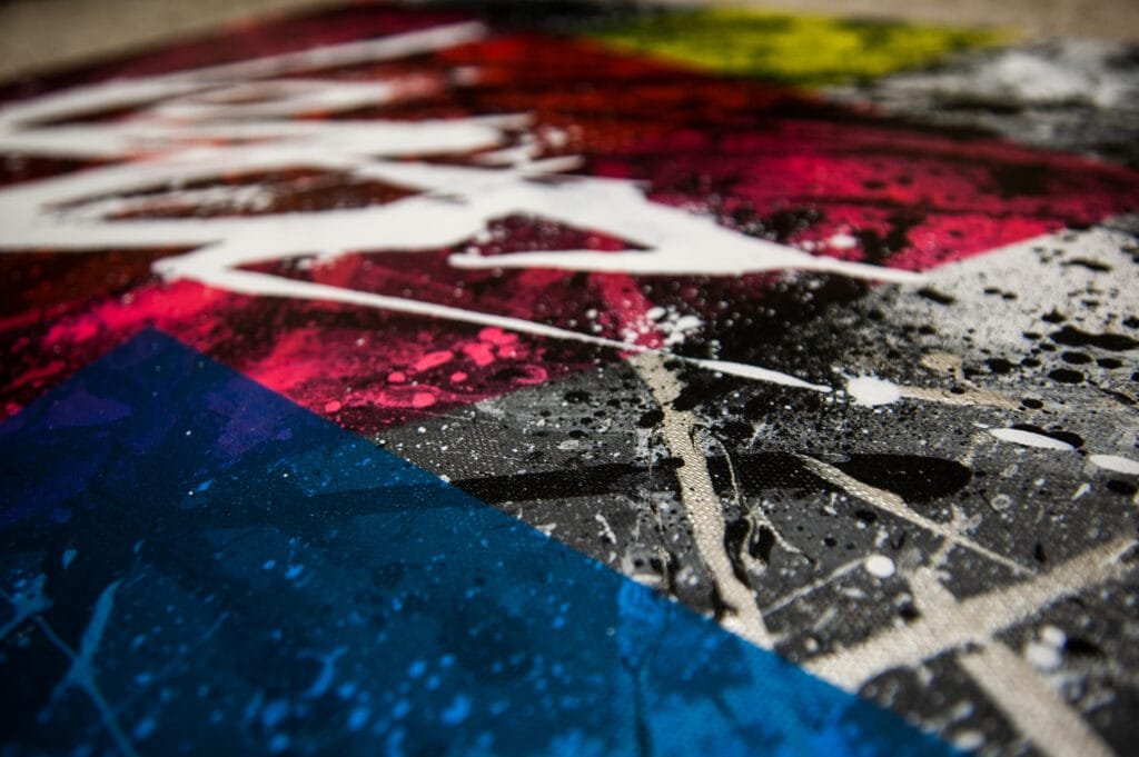 détails en gros plan d'une peinture abstraite colorée de julien Guénard Artiste d’art contemporain en Bourgogne