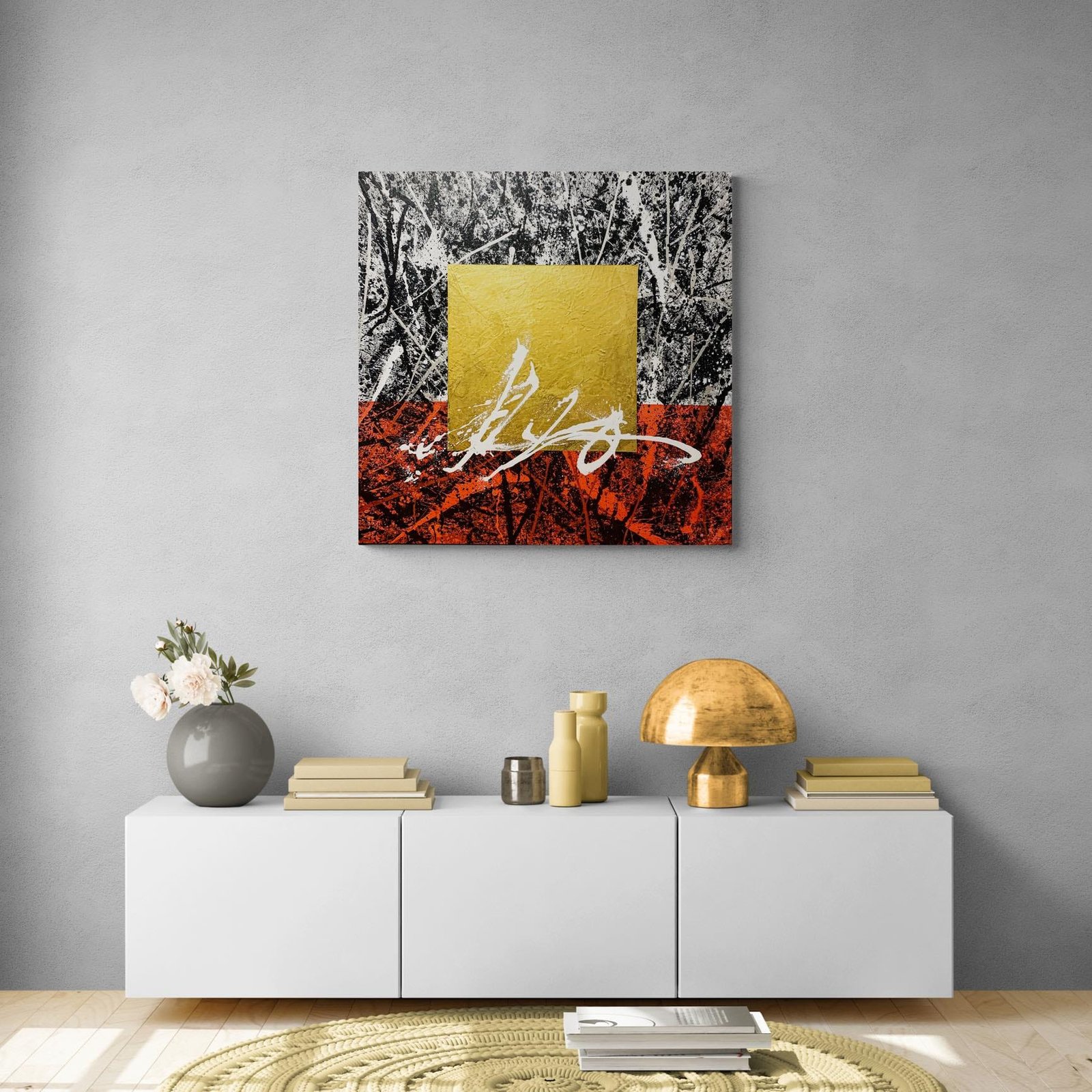 photo en situation d'une peinture moderne inspirée de l’alchimie, rouge et or, cette œuvre d'art abstrait contemporain est sur un mur au dessus d'un meuble contemporain avec des bibelots. Phoenix, toile en peinture acrylique de Julien Guénard, installé à Givry en Bourgogne.