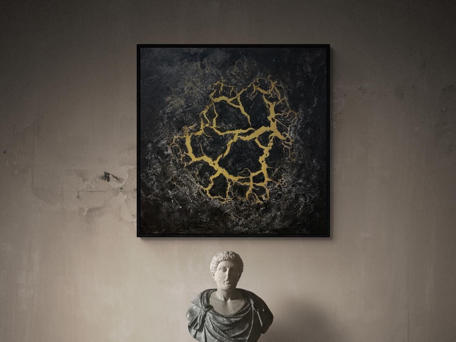 œuvre abstraite alchimique de Julien Guénard "Coracinum". peintures à techniques mixtes moderne noir et doré, exposée au-dessus d'un buste gréco-romain antique.